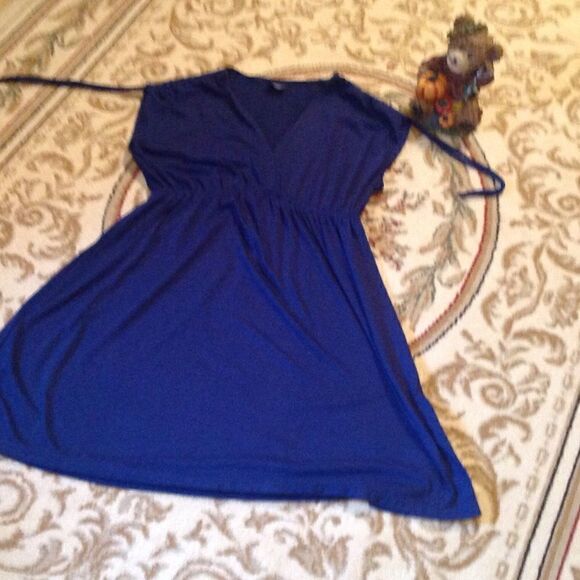 Dresses & Skirts - Sleeveless dress in navy in size medium